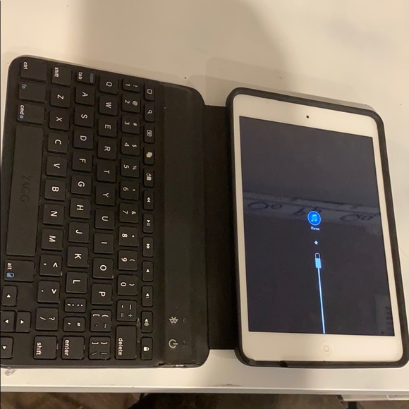 2 big iPad, 1 mini iPad, & 1 Samsung tablet - Picture 9 of 11